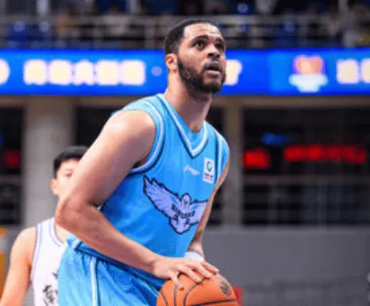 开云体育官网-韦瑟斯庞半场8中4，罚球7中6得到15分2篮板2助攻2抢断