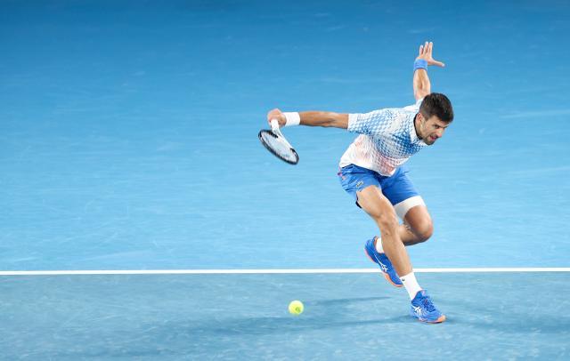 开云体育网址-德约“多事之晚”险胜过关 劲敌让路腿伤才是挑战？