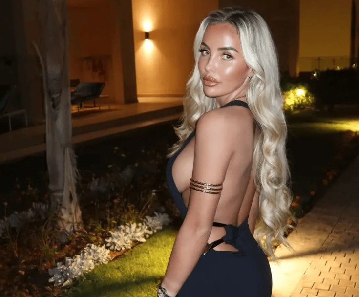 开云体育-太阳报：帕尔默模特女友更新社交动态，性感黑色长裙尽显好身材