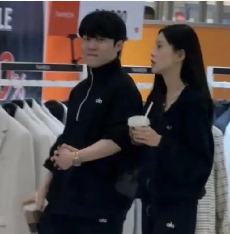 Rookie新女友：违规接触？还以为他和小钰结婚了